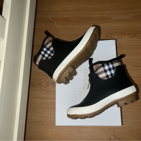 Worn 2-3 times. No wear or tear. 100% authentic - Picture 2 of 2